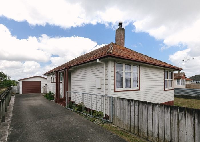  at 24 Thames Street, Roslyn, Palmerston North