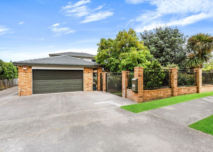  at 2/18 Eastern Beach Road, Eastern Beach, Auckland