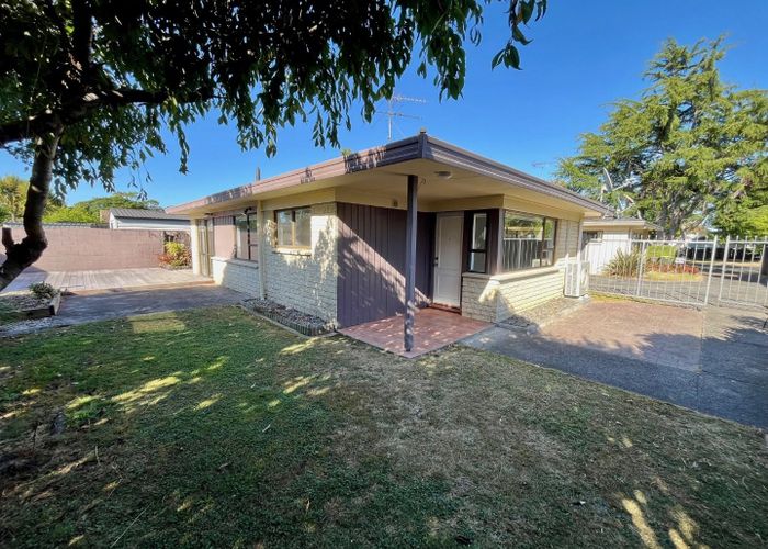  at 2/24 Beaumaris Way, Conifer Grove, Takanini