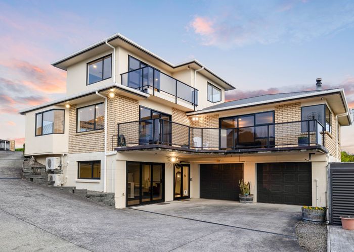 at 10 Larsen Place, Merrilands, New Plymouth