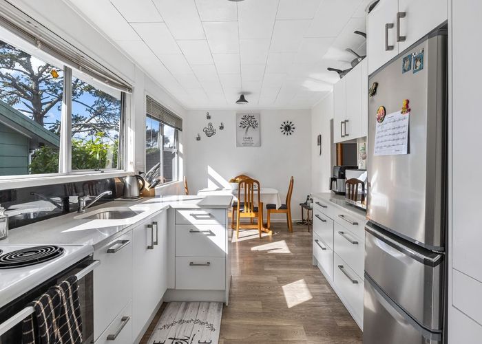  at 46 Easton Park Parade, Glenfield, Auckland