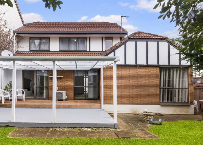  at 2/7 Roslyn Road, Mount Wellington, Auckland