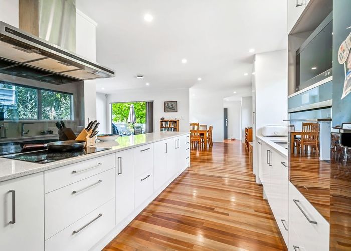  at 5 Seabar Place, Glen Eden, Waitakere City, Auckland