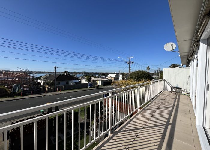  at 4/86 Sylvan Avenue, Northcote, Auckland