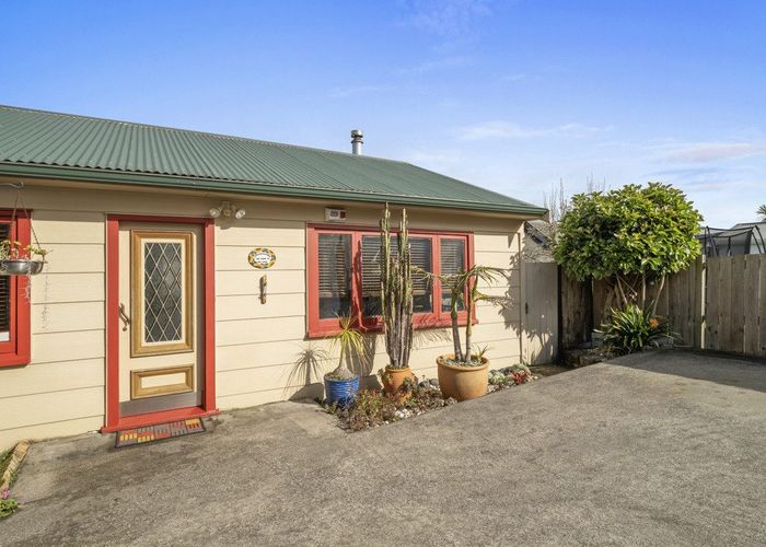  at 1/230 East Coast Road, Forrest Hill, North Shore City, Auckland