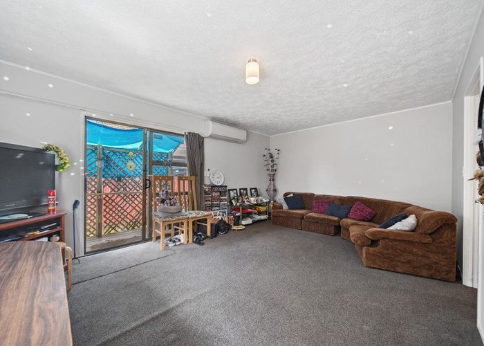  at 2/397 Roscommon Road, Clendon Park, Manukau City, Auckland