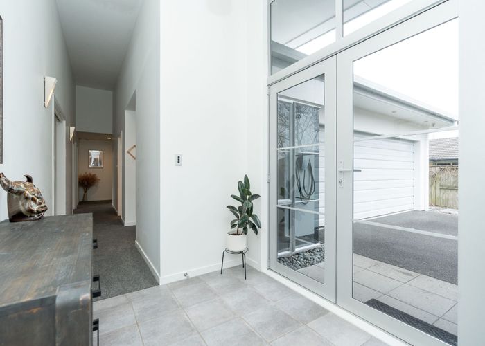  at 9 Ravenscourt Place, Huntington, Hamilton