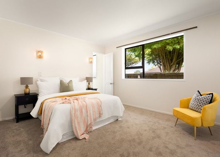  at 2/21 Walter Strevens Drive, Conifer Grove, Papakura, Auckland