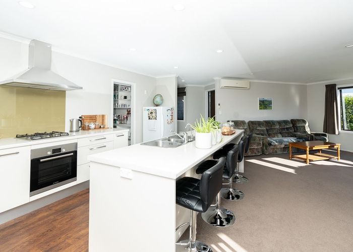  at 15 Cole Thomas Place, Huntington, Hamilton