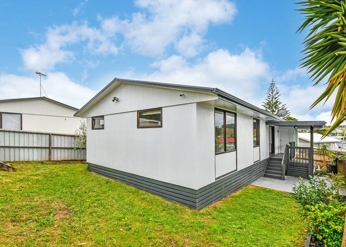  at 2/10 Nearco Street, Randwick Park, Manukau City, Auckland