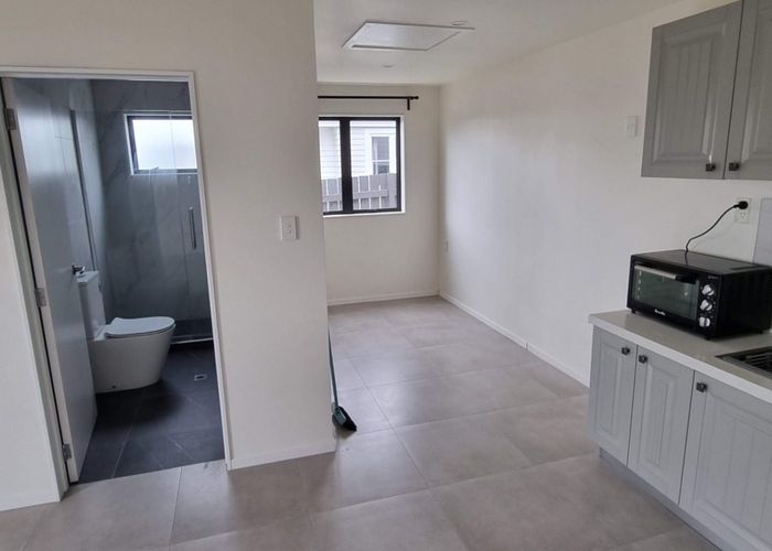  at 2/21 Montrose Street, Point Chevalier, Auckland City, Auckland