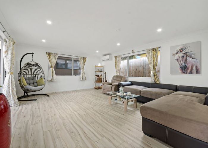  at 31 Helleur Road, Massey, Auckland