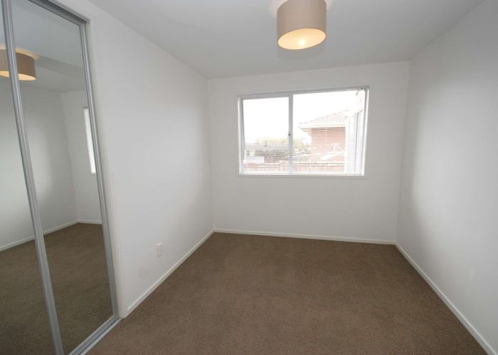  at 2/281 Sunset Road, Sunnynook, North Shore City, Auckland