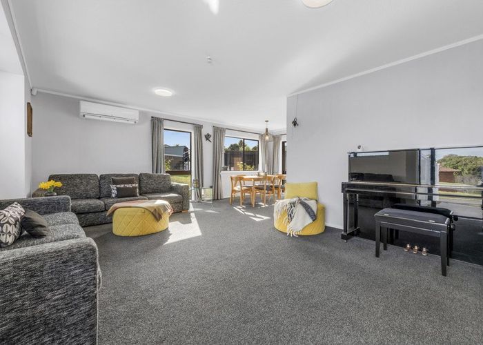  at 2/10 Pinewood Grove, Botany Downs, Manukau City, Auckland
