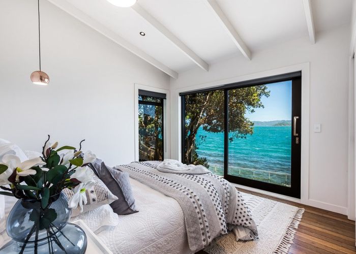  at 725 Marine Drive, Days Bay, Eastbourne, Lower Hutt, Wellington