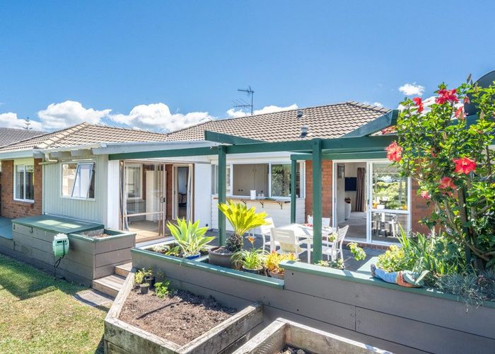  at 21 Jan Higgins Place, Golflands, Auckland