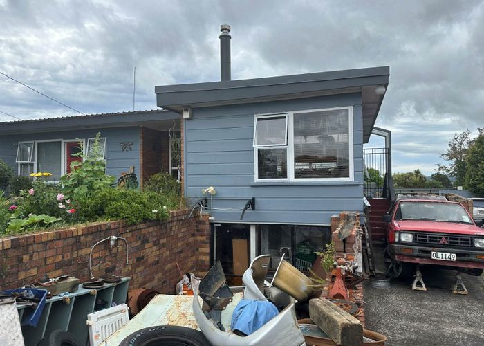  at 3 Hillary Heights Avenue, Glendene, Waitakere City, Auckland