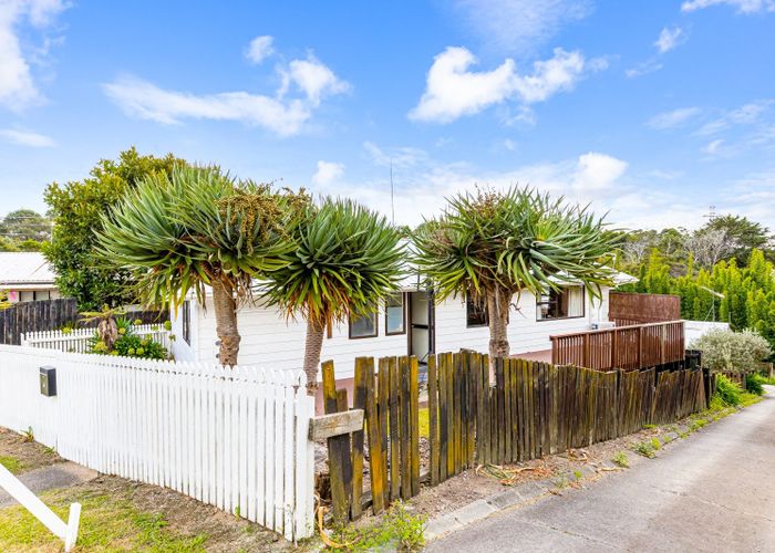 at 25 and 25A Lilburn Crescent, Massey, Waitakere City, Auckland