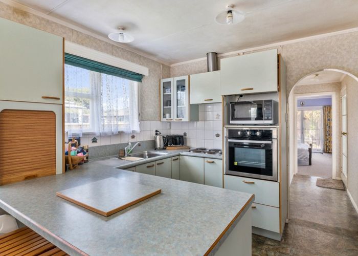  at 109 Queen Street West, Levin