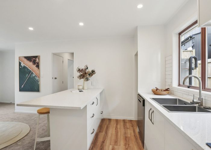  at 2/100 Royal Road, Massey, Waitakere City, Auckland