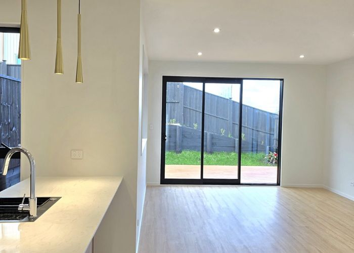  at 5/90 Picasso Drive, West Harbour, Waitakere City, Auckland