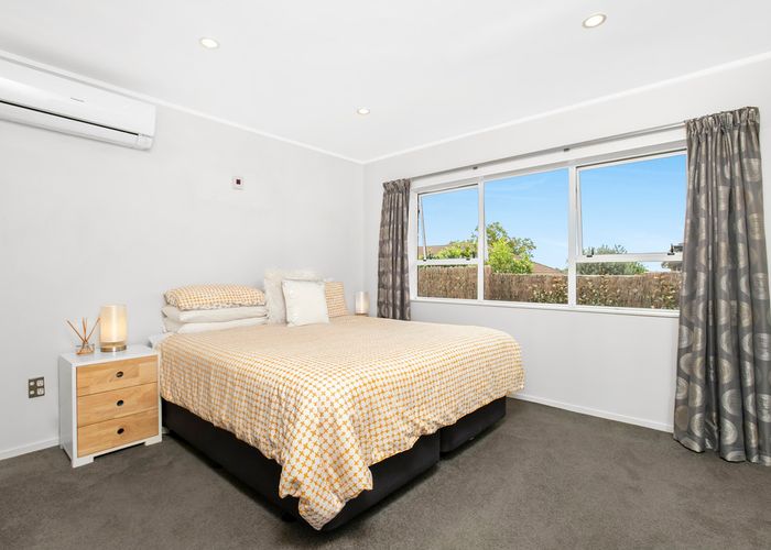  at 2/32 Booralee Avenue, Botany Downs, Auckland