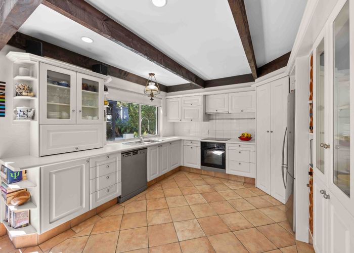  at 8 Hedge Row, Sunnyhills, Auckland
