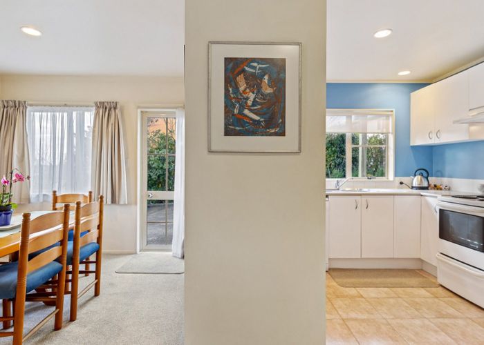  at 2/30 Sunset Road, Unsworth Heights, North Shore City, Auckland