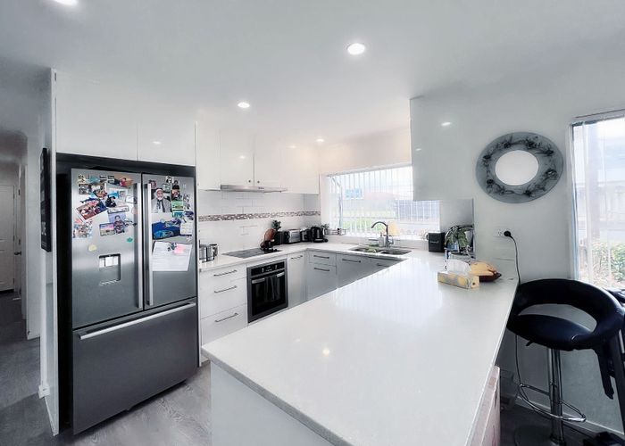  at 2/17 Queen Street, Papakura, Auckland