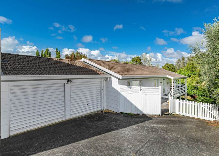  at 2/13 Geoffrey Road, Torbay, Auckland