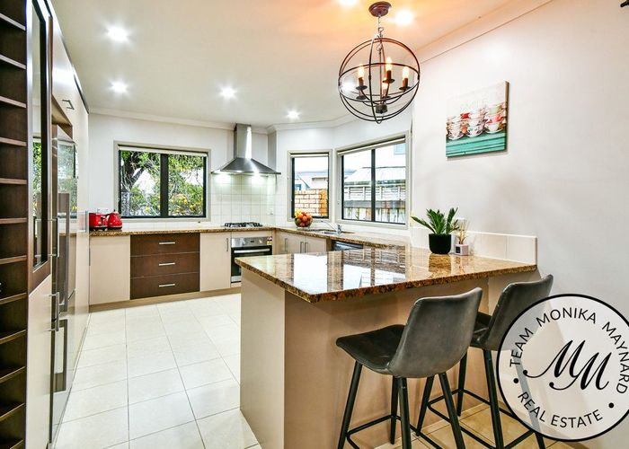  at 8 Alcove Place, Totara Heights, Manukau City, Auckland