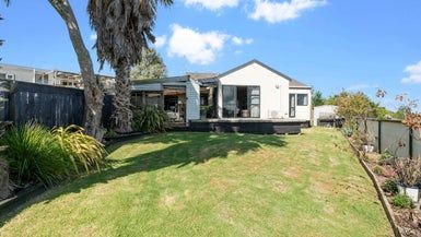  at 2/884 East Coast Road, Northcross, Auckland