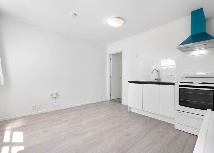  at 4/2 Waitati Place, New Windsor, Auckland City, Auckland
