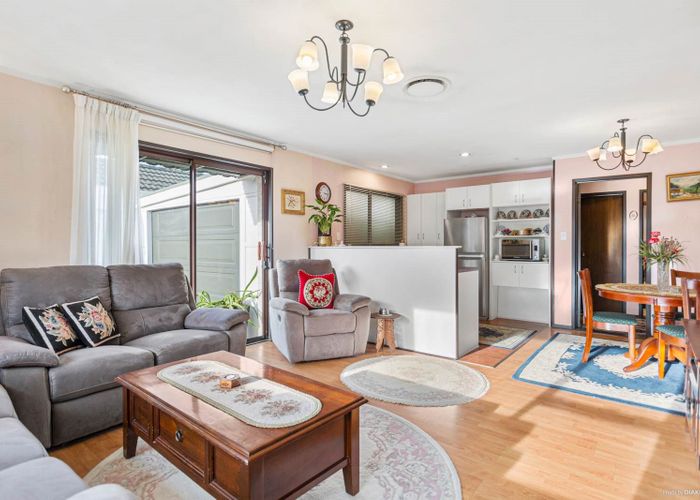  at 2/11 Thornton Road, Milford, Auckland