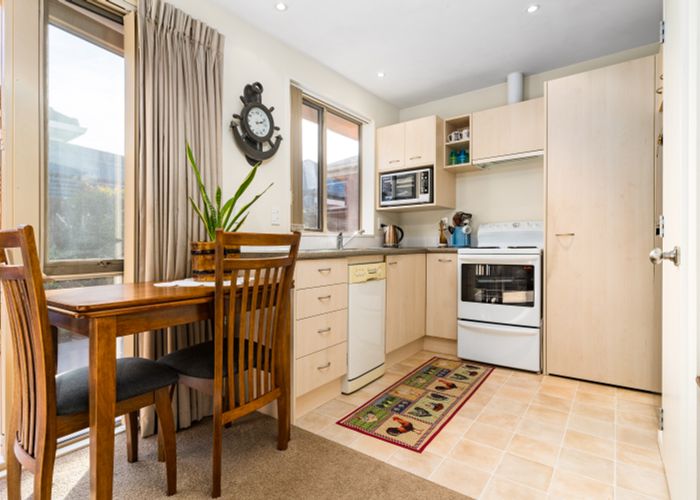  at 2/108 Yaldhurst Road, Sockburn, Christchurch