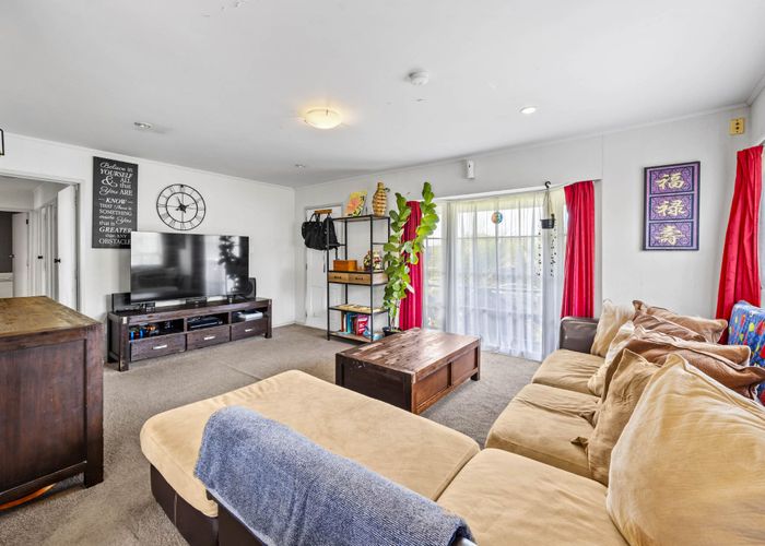  at 2/1 Raddock Place, Half Moon Bay, Manukau City, Auckland