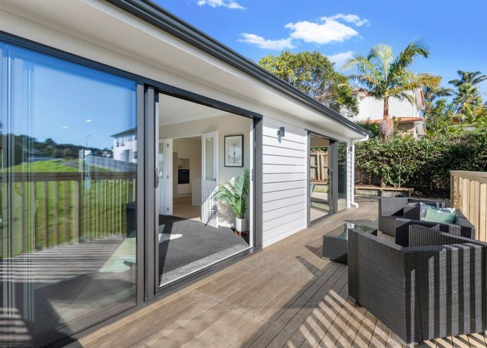  at 16 Meharg Place, Fairview Heights, Auckland