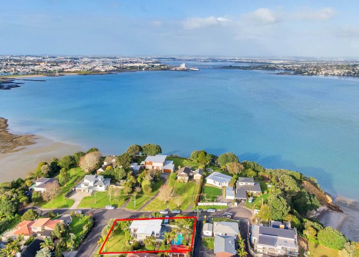  at 43 Hoskins Avenue, Hillsborough, Auckland
