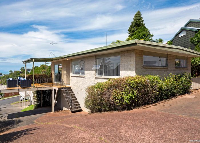  at 2/7 Malters Place, Browns Bay, Auckland