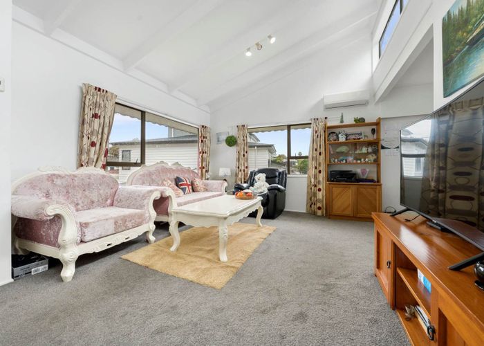  at 2/4 Tusac Place, Tōtara Vale, Auckland