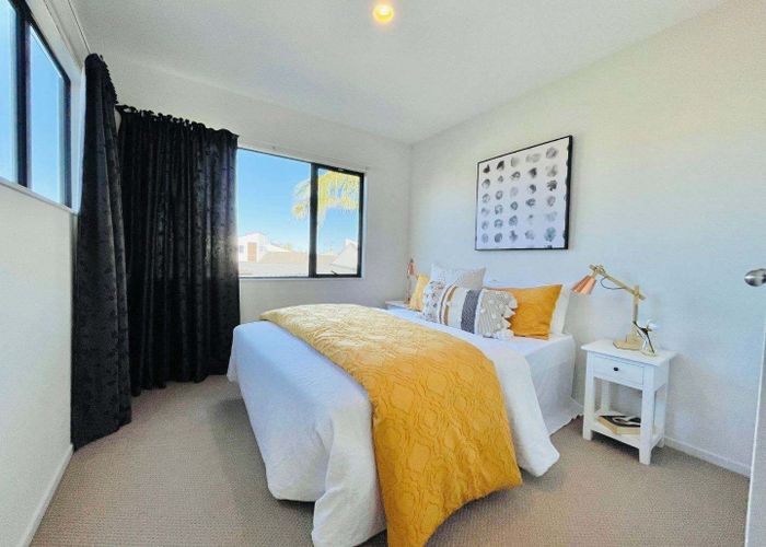  at 16 Spalding Rise, Golflands, Auckland