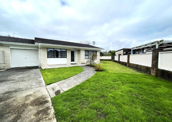  at 2/6 Papatahi Place, Henderson, Waitakere City, Auckland