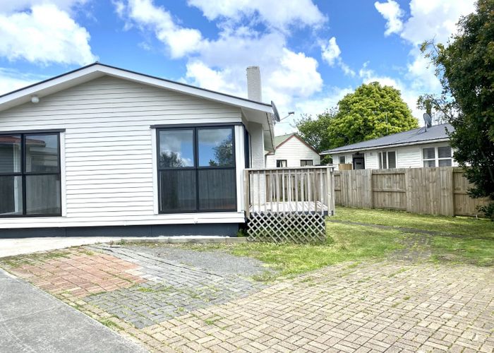  at 123 Riverpark Cres, Henderson, Waitakere City, Auckland
