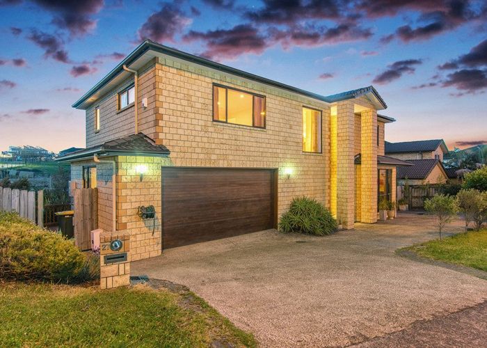  at 27 Medallion Drive, Oteha, Auckland