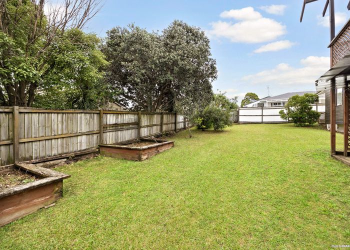  at 5 Wilmington Place, Forrest Hill, Auckland