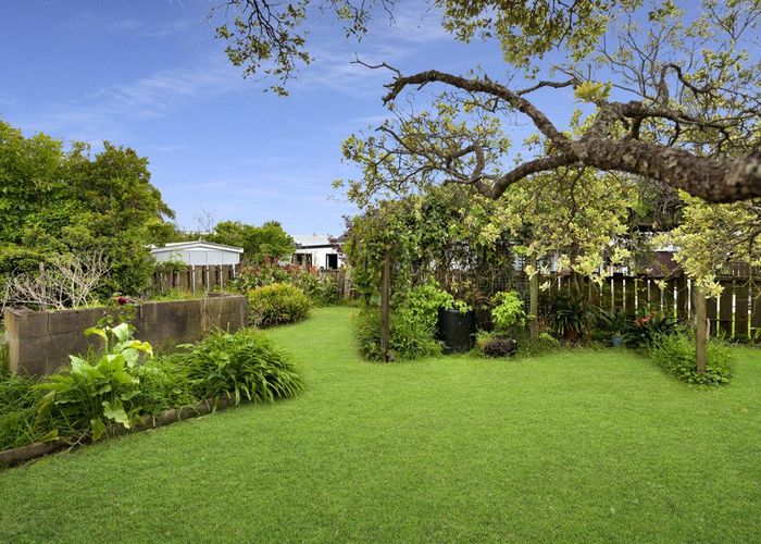  at 16 Egremont Street, Belmont, Auckland