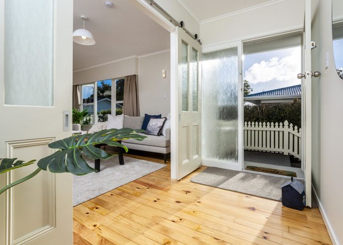  at 8A Kaipatiki Road, Glenfield, North Shore City, Auckland
