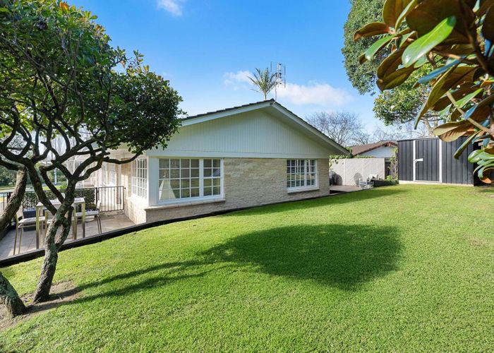  at 2/202 Fisher Parade, Farm Cove, Manukau City, Auckland