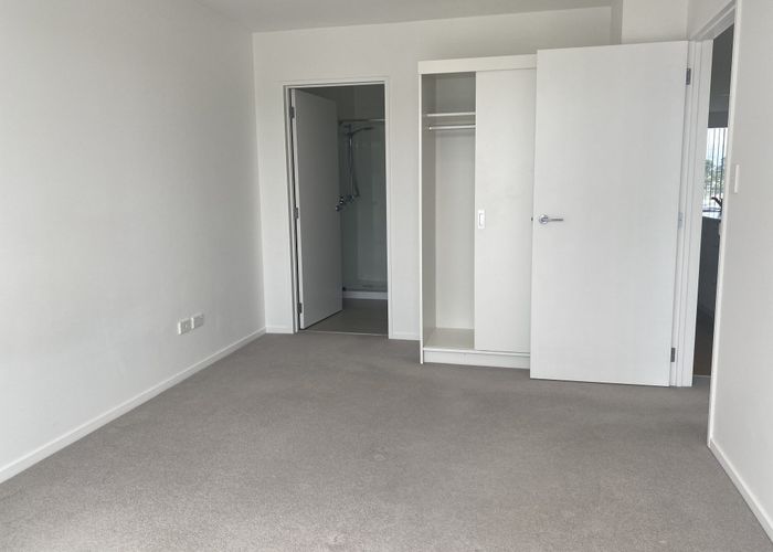  at 8 Thompson Park Road, Mount Wellington, Auckland