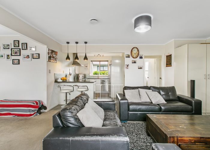  at 2/10 Gordon Road, Papatoetoe, Auckland